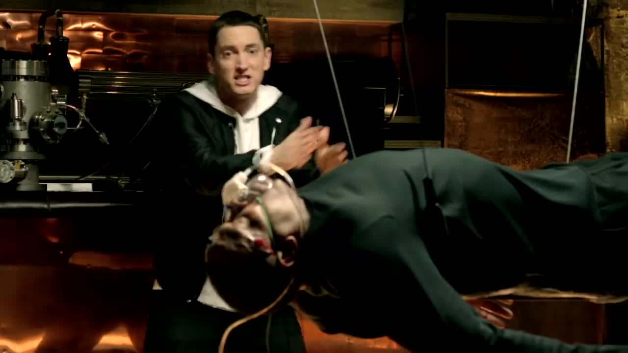 (32) Dr- Dre - I Need A Doctor (Explicit) ft- Eminem, Skylar Grey